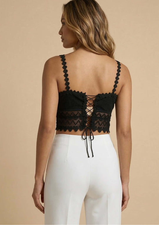 Detailaufnahme der Spitzen- und Häkeldetails des Ayni Ppacha Tops 'Gracia' in Schwarz, aus leichter Baumwolle.