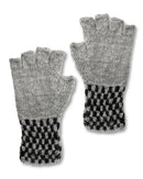 Detailaufnahme des Zopfstrickmusters der Ayni Ppacha Baby-Alpaka-Handstulpen 'Trenzas' in Grau.