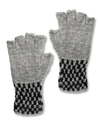 Detailaufnahme des Zopfstrickmusters der Ayni Ppacha Baby-Alpaka-Handstulpen 'Trenzas' in Grau.