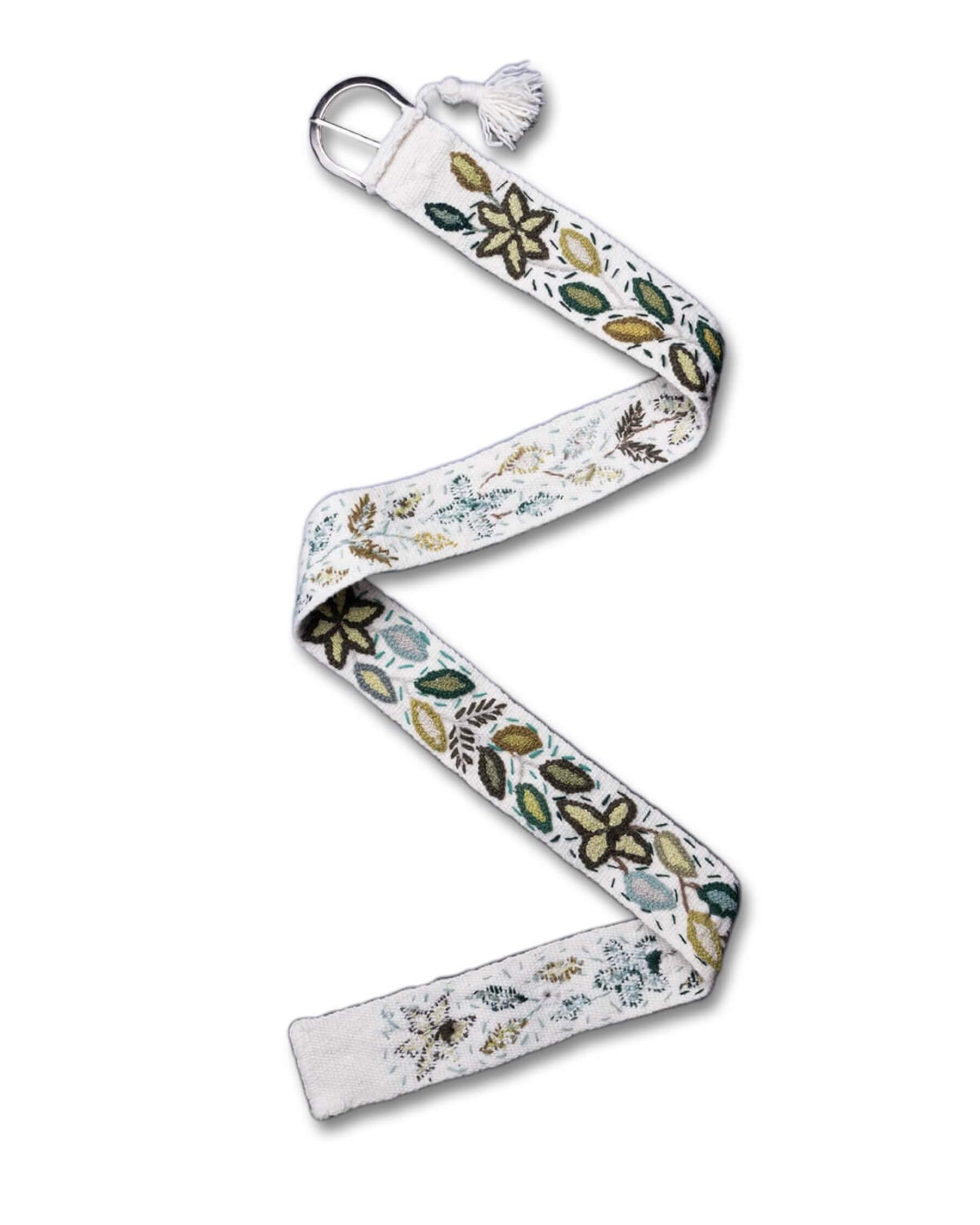 Detailaufnahme der Stickerei und Metallschnalle des handbestickten Ayni Ppacha Gürtels 'Nolina' aus 100% Schafwolle, in Creme mit olivgrüner Stickerei.