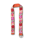 Ponsetia Gürtel flach ausgelegt zeigt die gesamte Länge und Stickerei