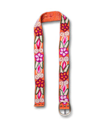 Ponsetia Gürtel flach ausgelegt zeigt die gesamte Länge und Stickerei