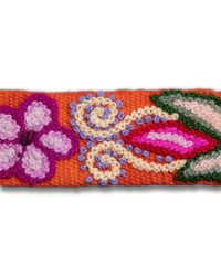 Detailansicht der handbestickten Blumenmuster auf dem Ponsetia Gürtel