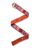 Nahaufnahme der bunten Stickerei des Ponsetia Gürtels aus 100% Schafwolle