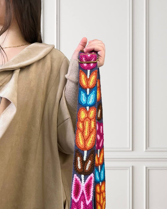 Nahaufnahme der Wolltextur des handbestickten Ayni Ppacha Taschengurts 'Tulipán' aus Schafwolle, blau/bunt mit Tulpenmuster.