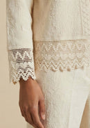 Nahaufnahme der filigranen Häkelspitze am Ärmel des Cardigans 'Garbo', die die handwerkliche Expertise von Ayni Ppacha im Bereich Mode zeigt.