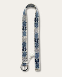 Gürtel Abelia in voller Länge: naturweiße Schafwolle, durchgehend handbestickt mit Tulpen- und Blattmotiven in Blau, Grau und Marineblau