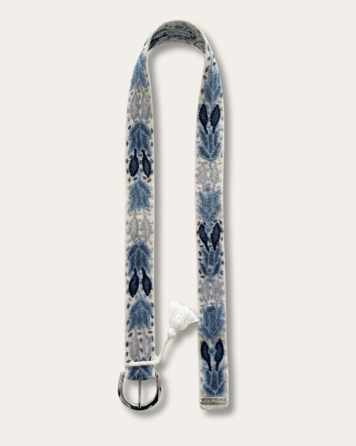 Gürtel Abelia in voller Länge: naturweiße Schafwolle, durchgehend handbestickt mit Tulpen- und Blattmotiven in Blau, Grau und Marineblau