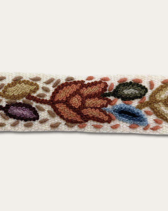 Detail der Handstickerei am Gürtel Azulina: dicht gesetzte Stiche aus naturgefärbter Schafwolle auf naturweißem Grundgewebe