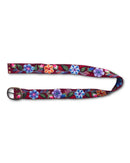 Handgefertigter Ayni Ppacha Gürtel Pétalo für Damen, in Peru kunstvoll aus Wolle bestickt mit einem eleganten Blumenmuster auf einer boedaruxfarbenen Basis