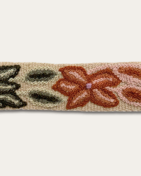Detail der Handstickerei am Gürtel Cufea: dicht gesetzte Stiche aus naturgefärbter Schafwolle auf sandfarbenem Grundgewebe