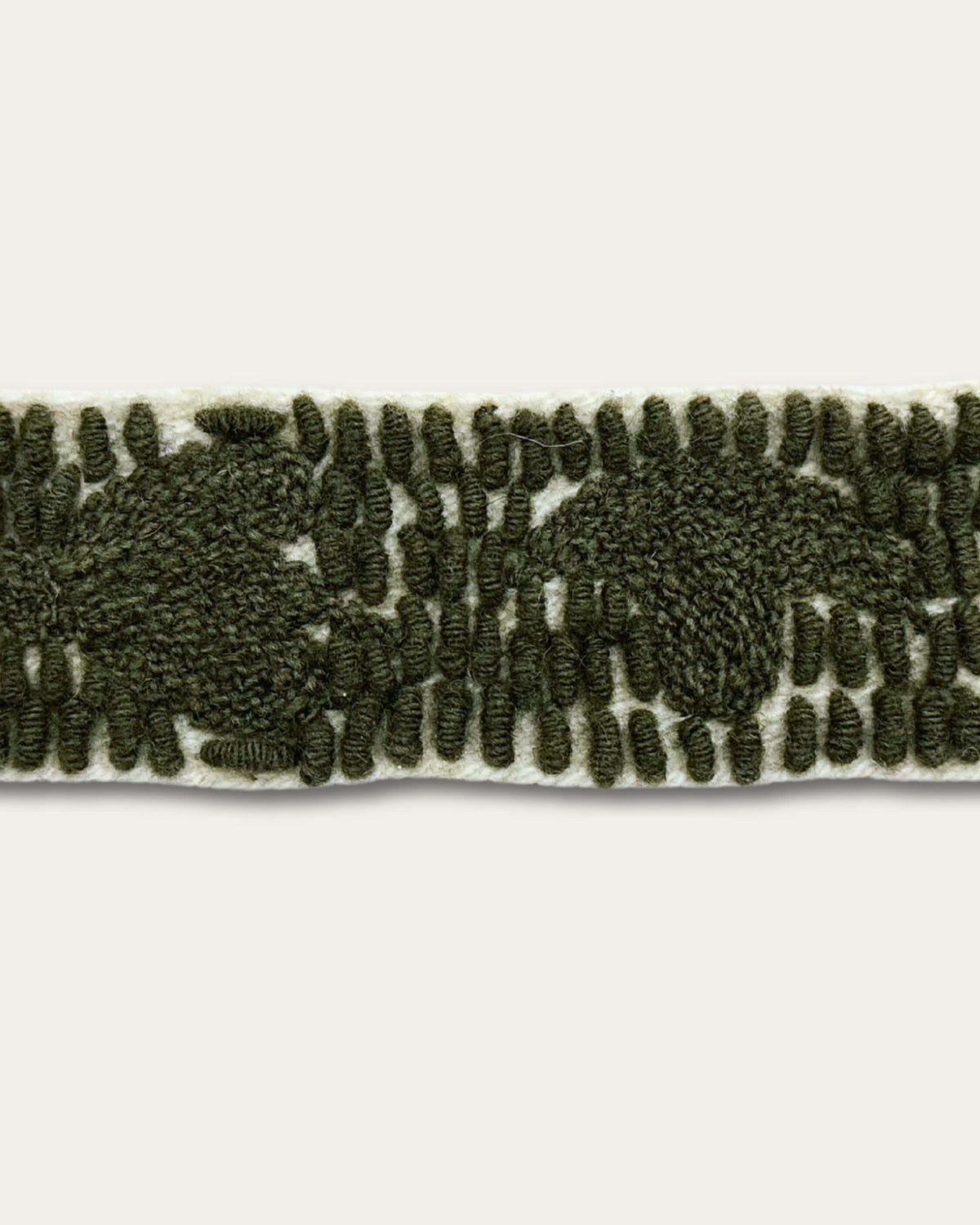 Detail der Handstickerei am Gürtel Gírgola: dicht gesetzte Stiche aus naturgefärbter Schafwolle auf naturweißem Grundgewebe