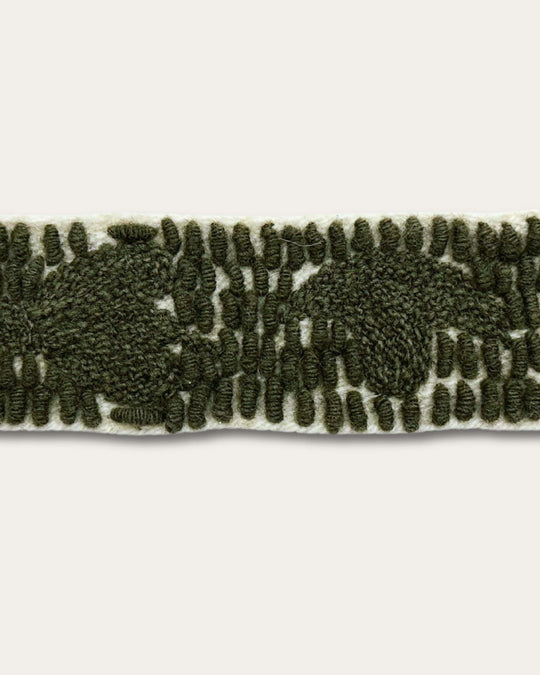 Detail der Handstickerei am Gürtel Gírgola: dicht gesetzte Stiche aus naturgefärbter Schafwolle auf naturweißem Grundgewebe