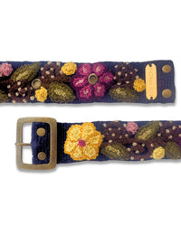 Nahaufnahme der robusten, mrssingfarbenen Metallschnalle und der sauber gearbeiteten Ösen des Gürtels 'Ilusión', die die hochwertige Verarbeitung zeigt.