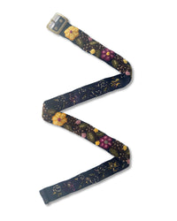 Der handbestickte Gürtel 'Ilusión' in geschwungener Form präsentiert das perfekte Gleichgewicht aus weicher Haptik der Schafwolle und langlebiger Formstabilität.