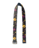 Flach ausgelegte Ansicht des Modells 'Ilusión', die das gesamte, traumhafte Blumenmuster und den harmonischen Verlauf der natürlich gefärbten Stickgarne vollständig sichtbar macht.