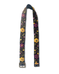 Flach ausgelegte Ansicht des Modells 'Ilusión', die das gesamte, traumhafte Blumenmuster und den harmonischen Verlauf der natürlich gefärbten Stickgarne vollständig sichtbar macht.