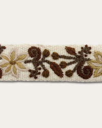 Detail der Handstickerei am Gürtel Pilea: dicht gesetzte Stiche aus naturgefärbter Schafwolle auf naturweißem Grundgewebe