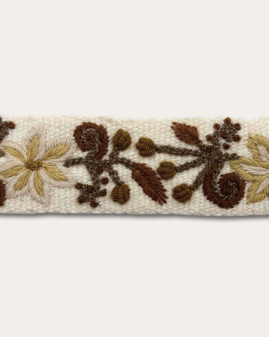 Detail der Handstickerei am Gürtel Pilea: dicht gesetzte Stiche aus naturgefärbter Schafwolle auf naturweißem Grundgewebe