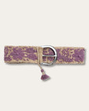 Gürtel Violeta von Ayni Ppacha geschlossen: sandfarbene Schafwolle, handbestickt mit Blüten und Ranken in Violett, silberfarbene D-Schnalle mit Quaste