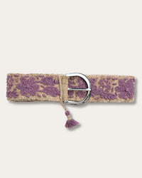 Gürtel Violeta von Ayni Ppacha geschlossen: sandfarbene Schafwolle, handbestickt mit Blüten und Ranken in Violett, silberfarbene D-Schnalle mit Quaste