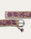 Beide Enden des Gürtels Violeta: silberfarbene D-Schnalle mit Quaste und Metallplakette mit Schriftzug Ayni Ppacha