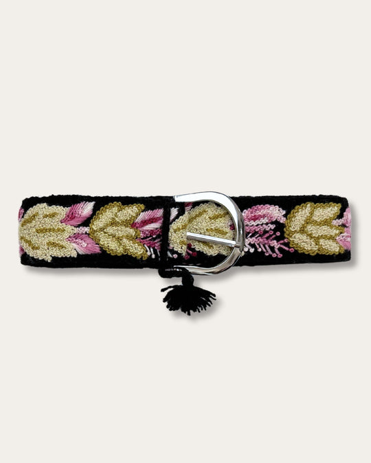 Gürtel Yagua von Ayni Ppacha geschlossen: schwarze Schafwolle, handbestickt mit Blättern in Gold, Oliv und Rosa, silberfarbene D-Schnalle mit Quaste