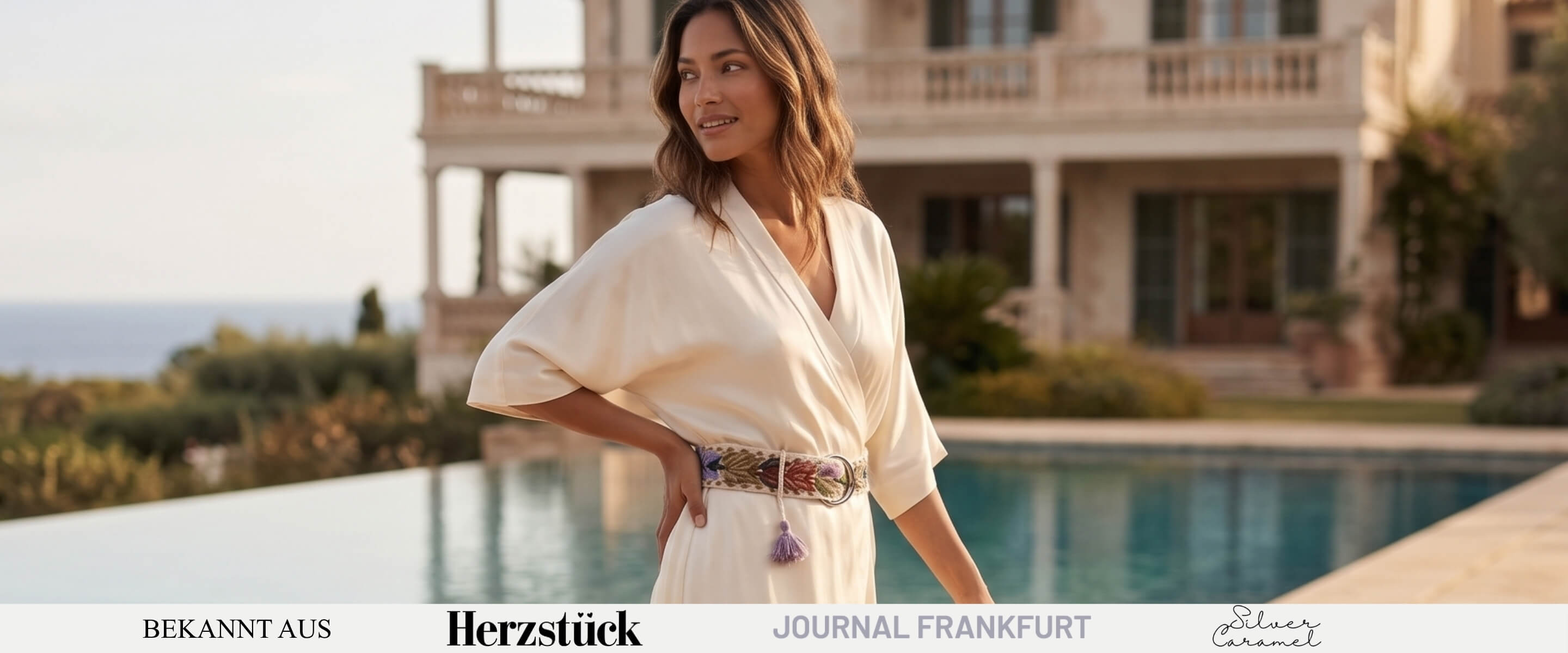 Frau in cremefarbenem Wickelkleid mit handbesticktem Stoffgürtel 
aus peruanischer Hochlandwolle – florale Stickerei und Quastendetail, 
gefertigt in traditioneller Handarbeit. Ayni Ppacha Gürtel-Kollektion.