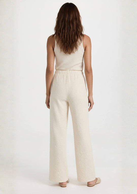 Rückansicht der beigen Ayni Ppacha Hose 'Pradera'. Der präzise Sitz an der Taille und der lockere Fall des Webstoffs unterstreichen den entspannten High-Fashion-Charakter.
