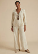 Gemütliches Damen-Set 'Garbo & Pradera' von Ayni Ppacha aus 100% ungefärbter Baumwolle, bestehend aus einem Cardigan mit Häkelspitze und einer gerade geschnittenen Hose im Relaxed Fit.