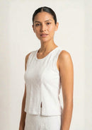 Nahaufnahme des Ayni Ppacha Tops 'Baila' in Weiß. Die architektonische Textur des Nazca-Webstoffs und der cleane Rundhalsausschnitt betonen den High-Fashion-Anspruch dieses Essentials.