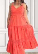 Detailaufnahme der Spitzen- und Häkeldetails des Ayni Ppacha Sommerkleids 'Tevetia' in Korall, luftiges Maxikleid, aus leichter Baumwolle.