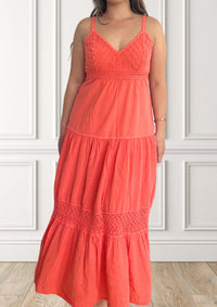Styling-Look von der Seite des Ayni Ppacha Sommerkleids 'Tevetia' in Korall, luftiges Maxikleid, aus leichter Baumwolle.